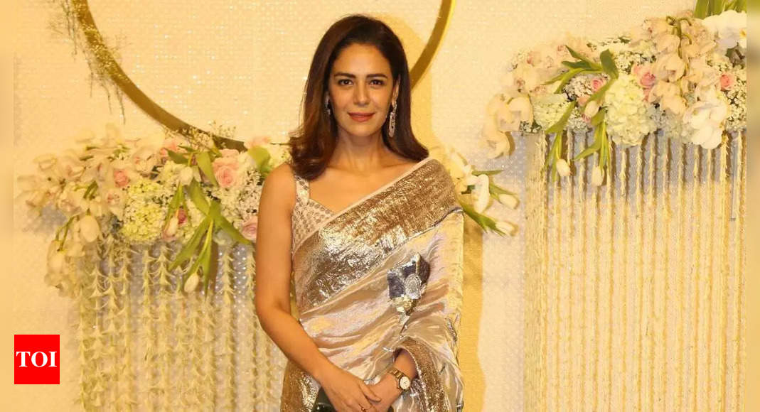 Mona Singh Wonders: Do Paparazzi Lust for Wardrobe Mishaps and Play Gender Favorites? | Bollywood Gossip