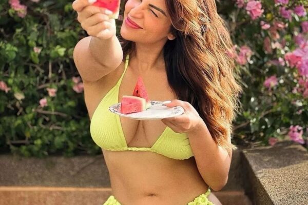 Scorching  hot  Shama Sikander looks dazzling hot in these pics....