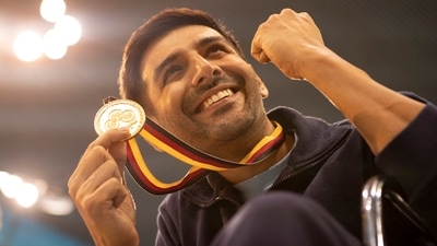 Kartik Aaryan in a still from the sports drama Chandu Champion.