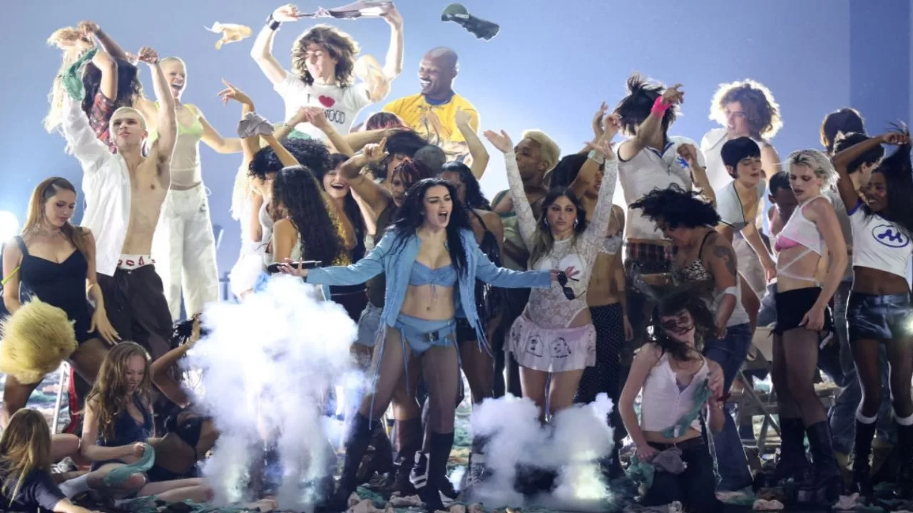 Grammys 2025: Charli XCX Turns Up the Heat with a Bratty Summer Bash; Has Everyone Grooving Like It’s a Bollywood Dance-Off